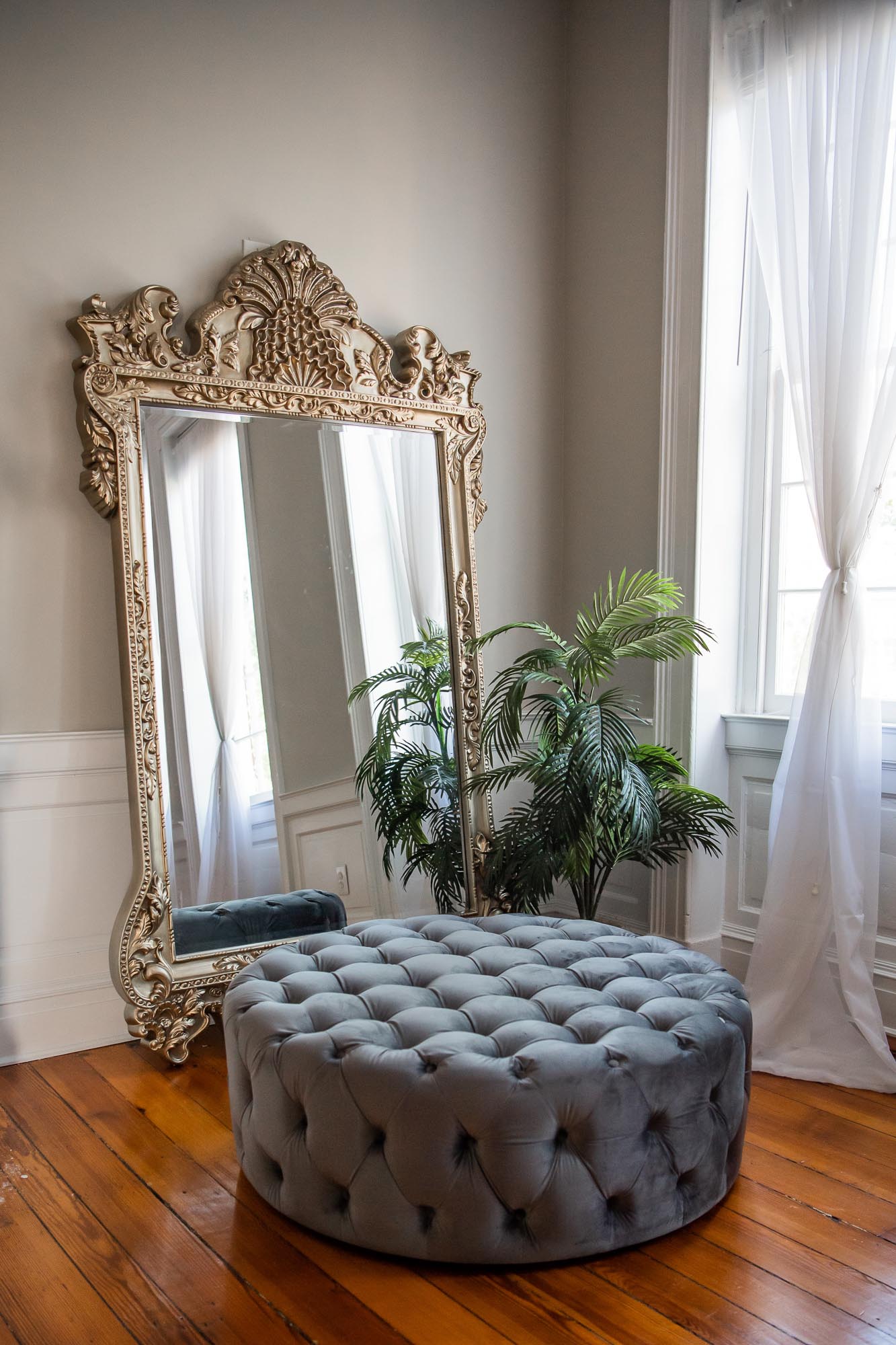 Boudoir studio in Virginia with luxury mirror.